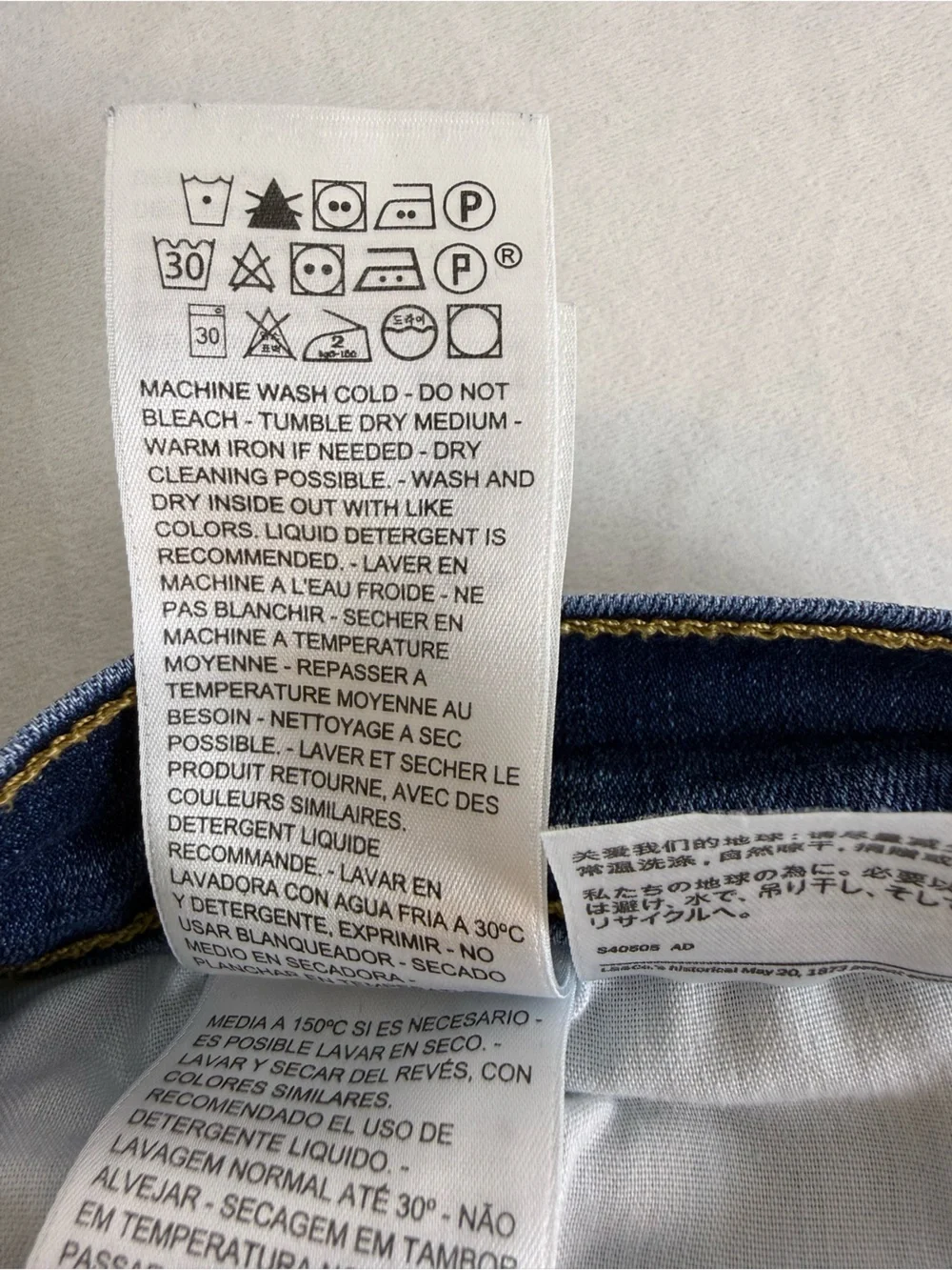Levi's Women's Mid Rise Classic Straight‎ Medium Wash Blue Jeans